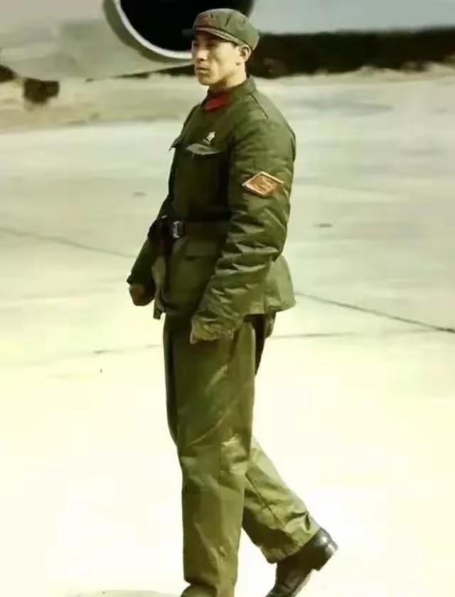 1972年尼克松访华，这位着特制皮鞋、佩戴五四手枪、穿四个兜的军官正在其专机旁执