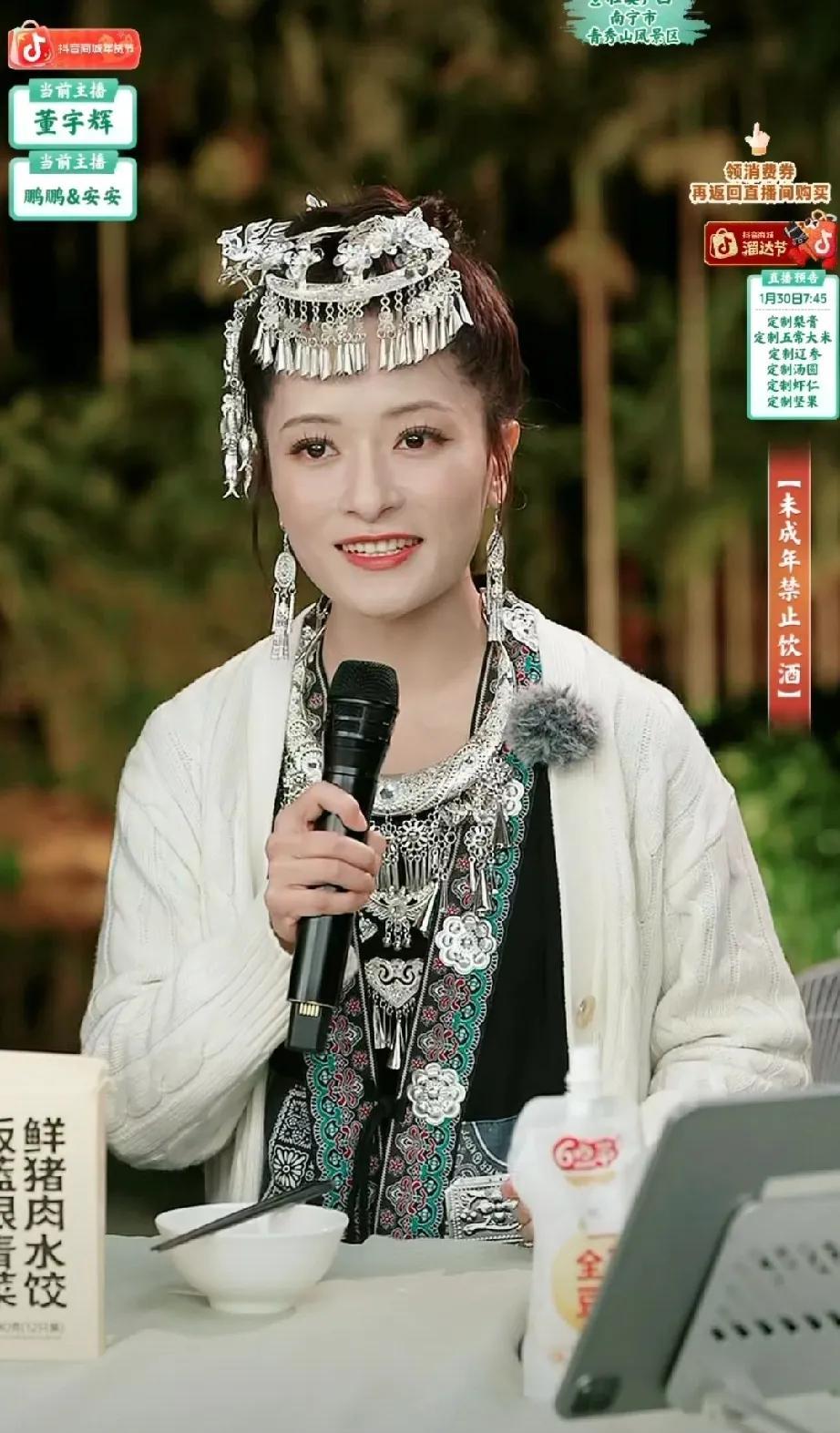 灯一关，几万人瞬间在江西的深山里“瞎”了。东方甄选那晚的婺源直播，幕后远比镜头