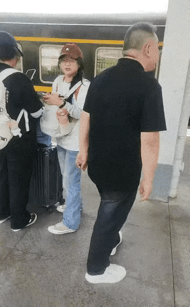 可怜天下父母心！孩子说要去云南找游戏里的网友，父亲赶到火车站拦住儿子，劝儿子回家