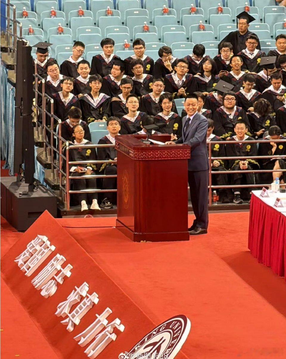 蔚来李斌毕业30年后回北大演讲北大毕业三十年后，李斌回学校跟学弟学妹说了句掏心窝