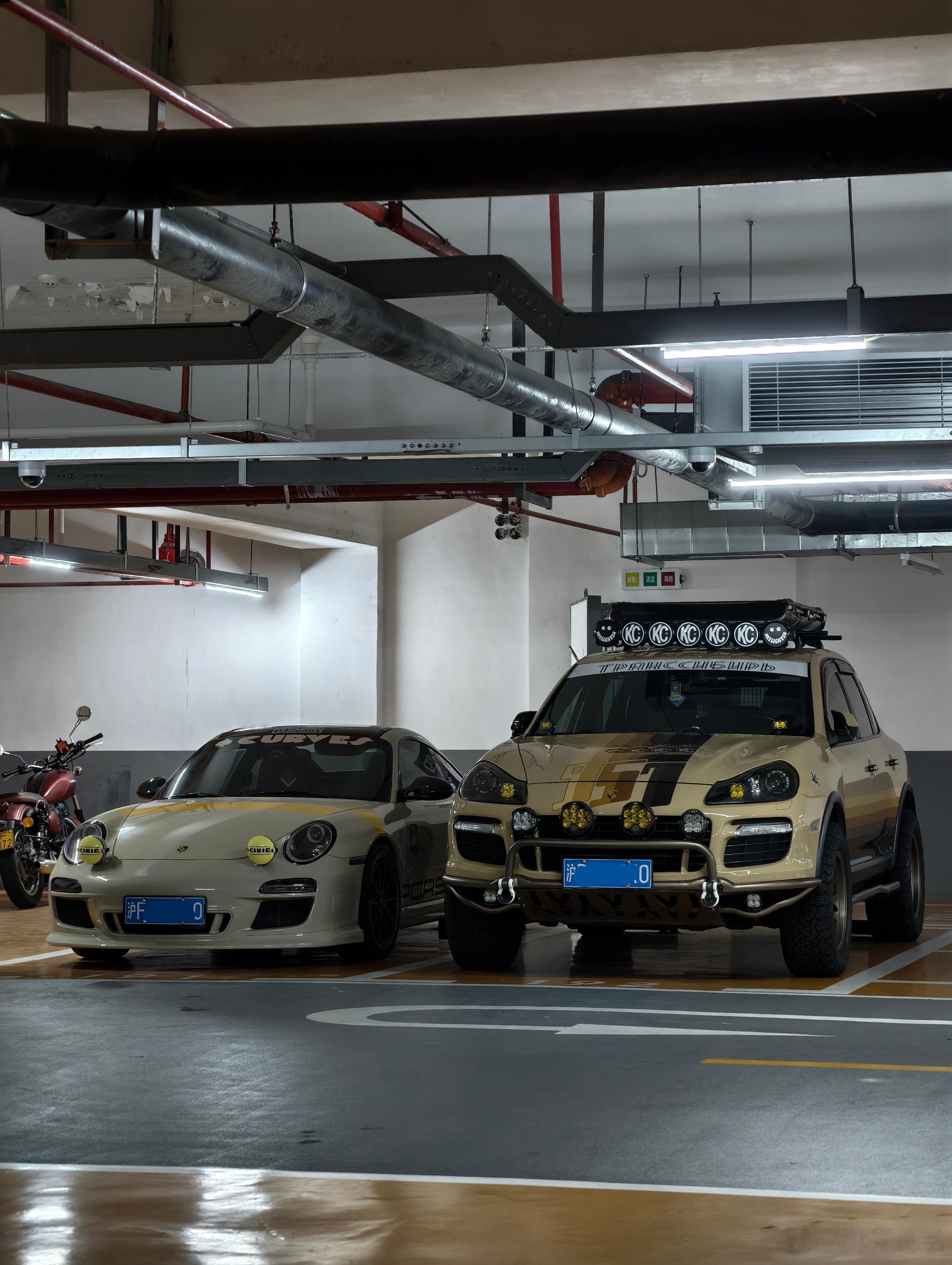 出门吃饭，碰到两辆很有态度的车。​​​