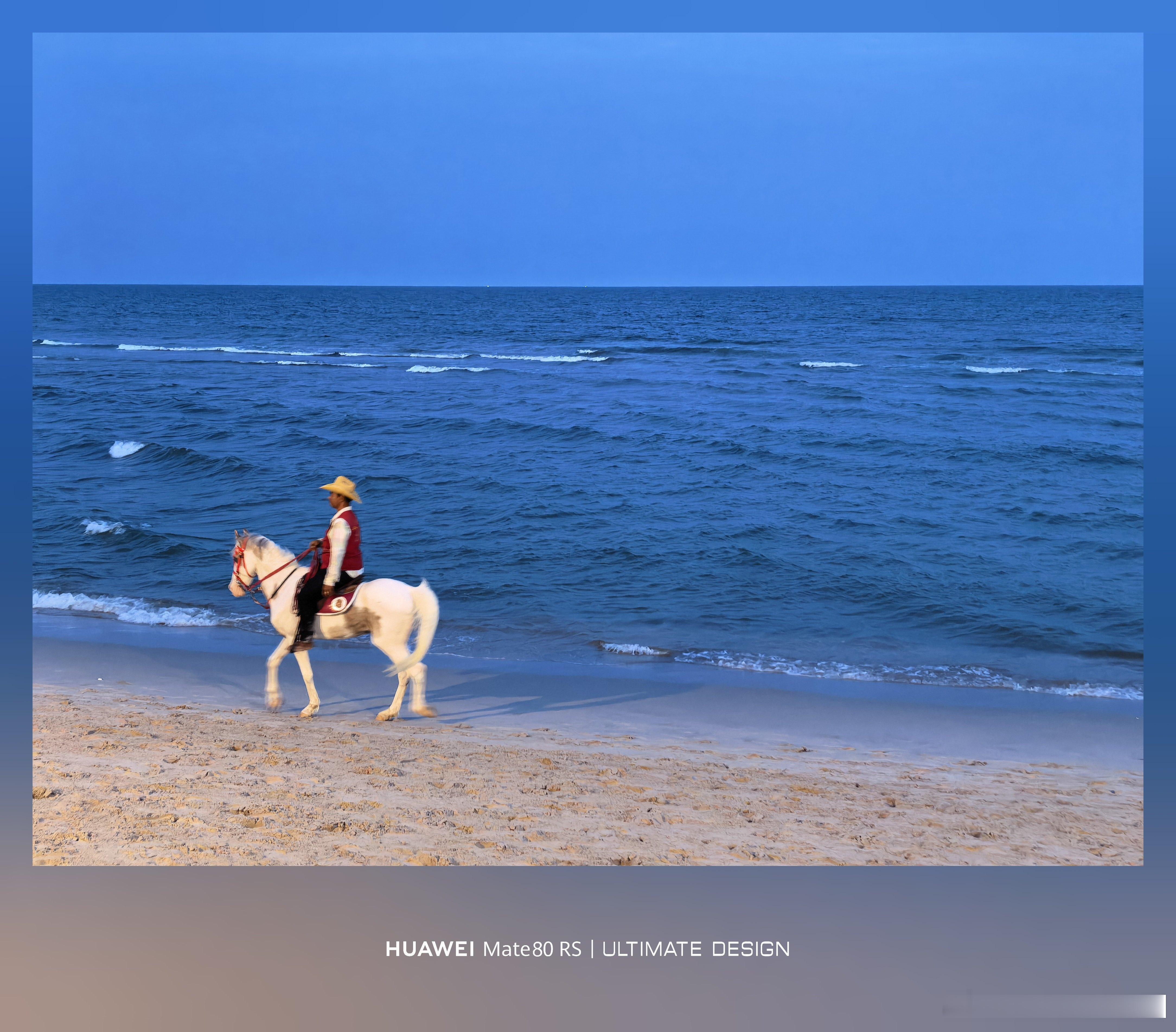 从曼谷跑来华欣啦！海边的蓝调时刻，沙滩上还有骑白马的。大年初一，诸事顺利泰国·