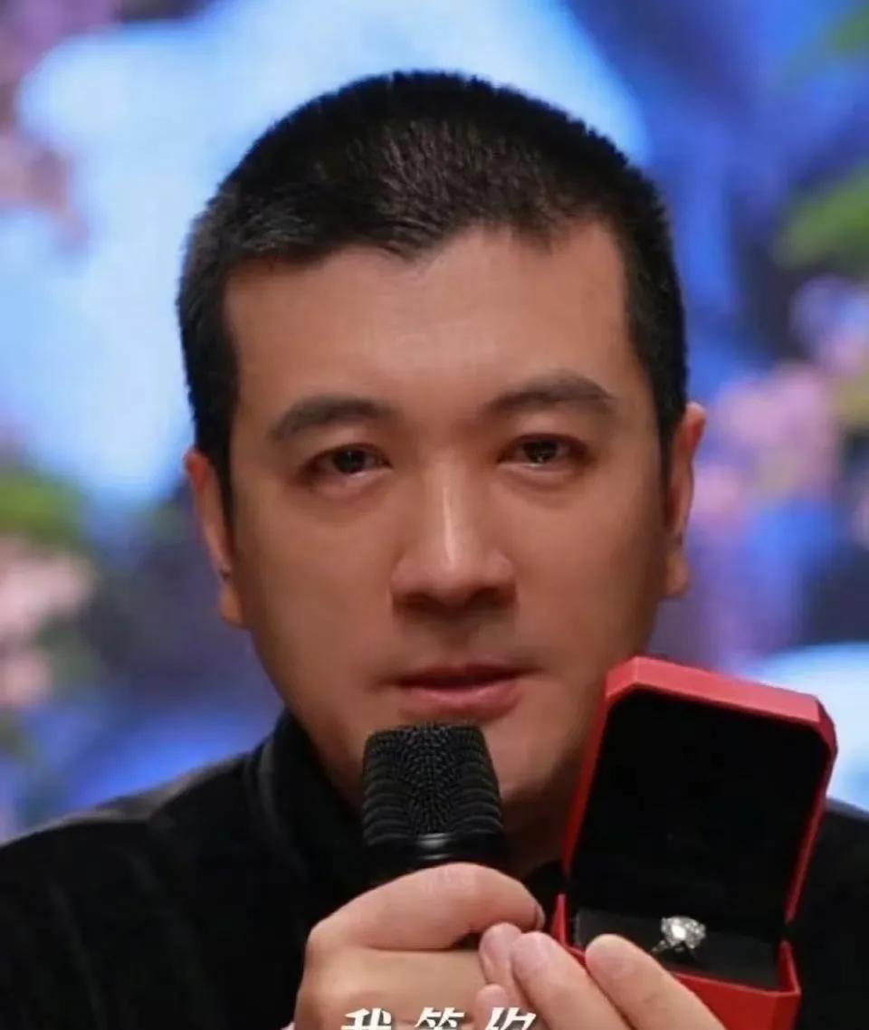 杨子又上热搜了，这次不是因为前妻黄圣依，也不是直播问题，而是他在网友评论区公
