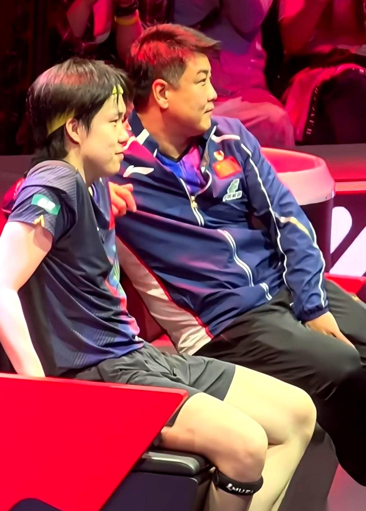 “大头”王楚钦脸一歪，眼睛死死盯着大屏幕，他手里的水杯差点没晃掉。屏幕上，牛冠凯