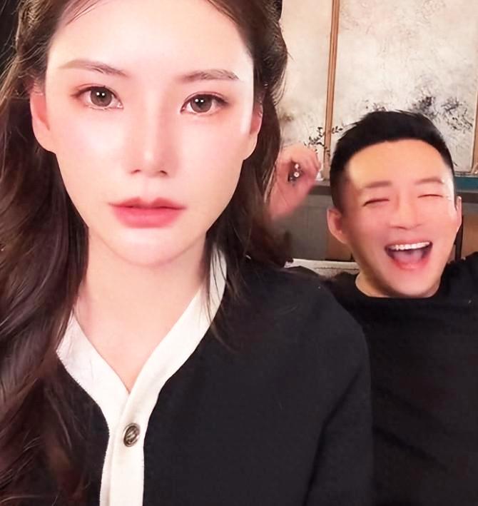 太搞笑！小菲直播间又上演“较真名场面”，马筱梅随口夸小箖箖手工好，却不愿跟爸爸打