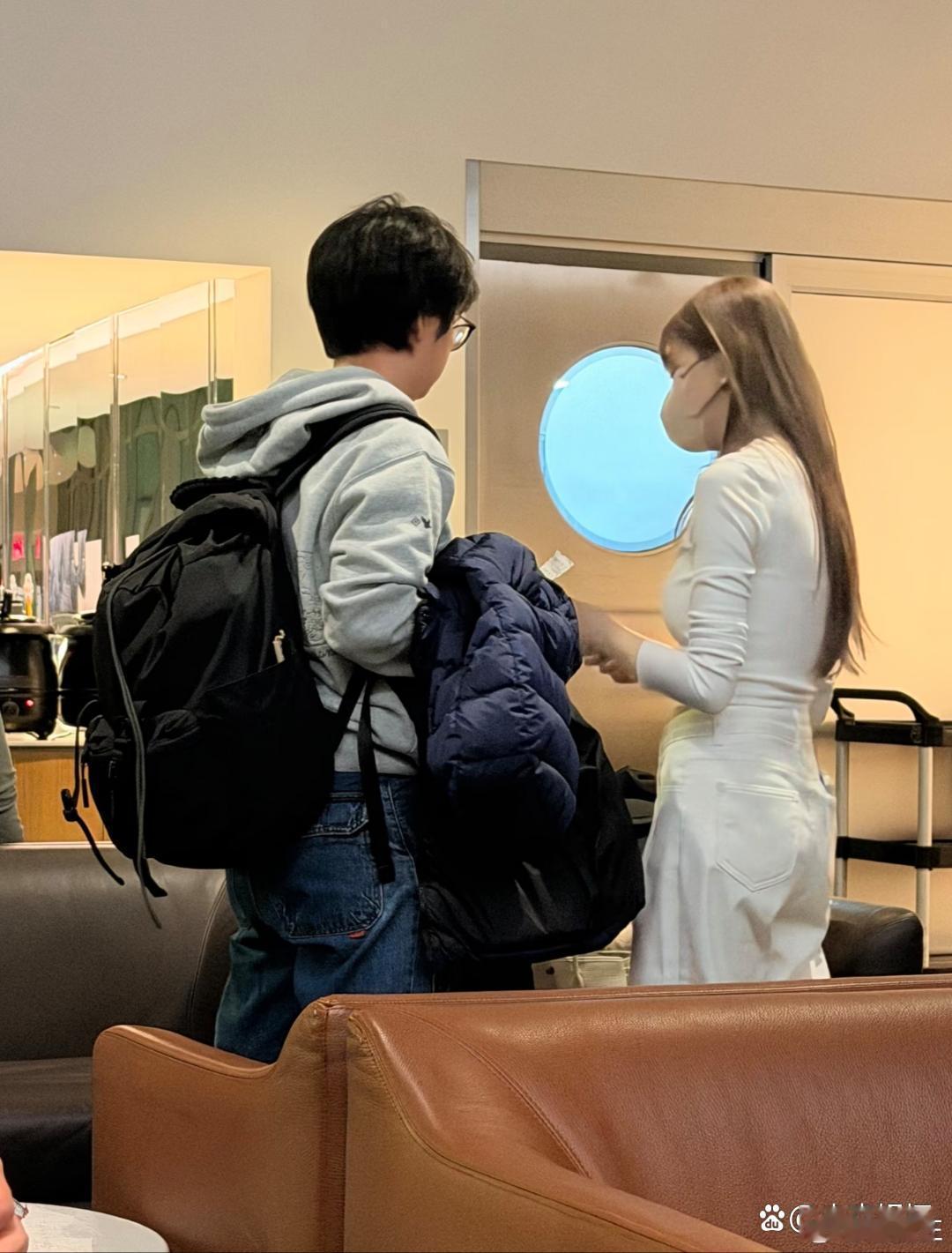 43岁王心凌现身纽约机场，她穿着一身白衣服，个子挺矮的，但身材凹凸有致，确实很漂