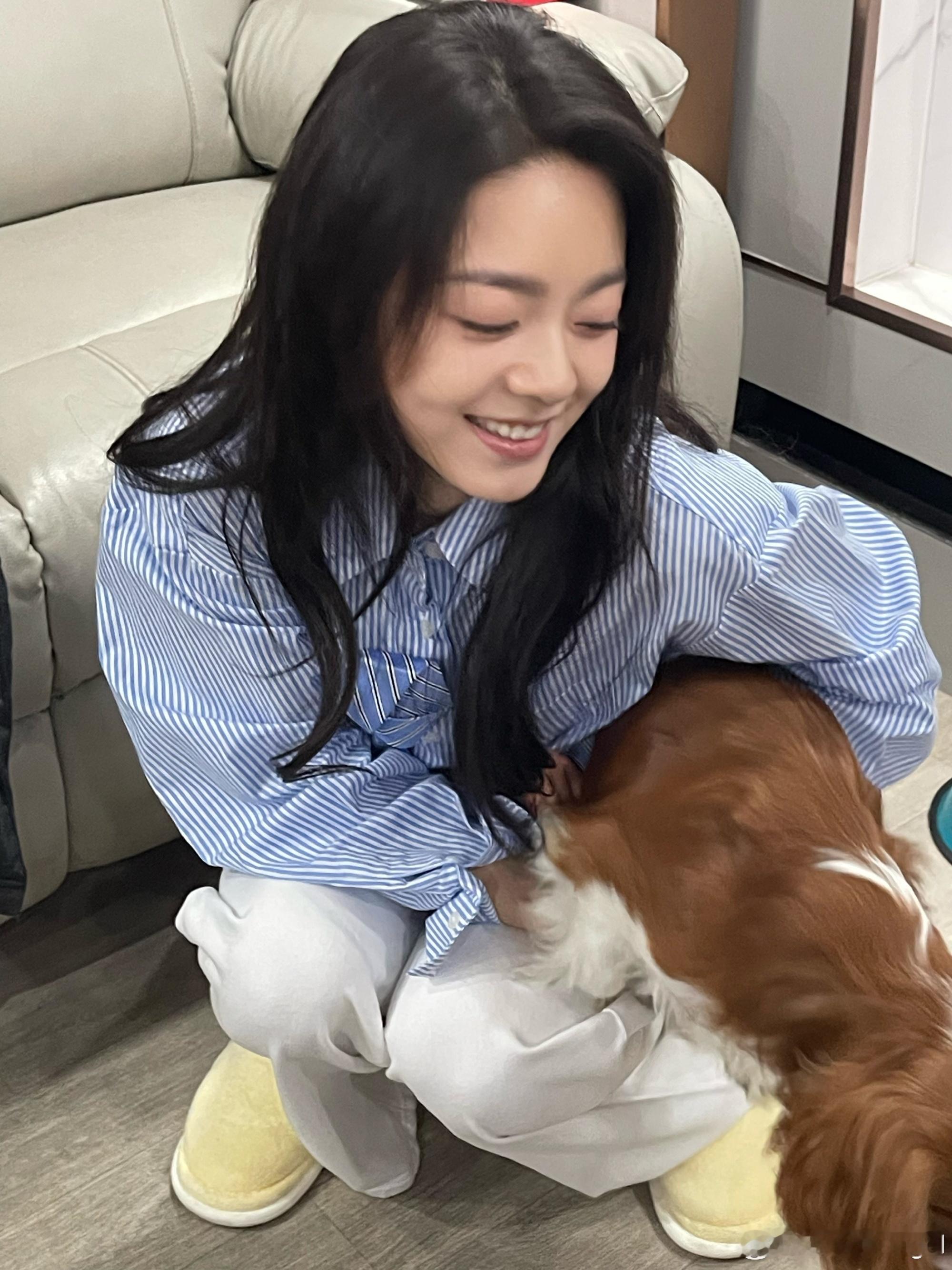 赵今麦晒和狗狗合照麦麦的笑容和拿铁的乖巧，太可爱了