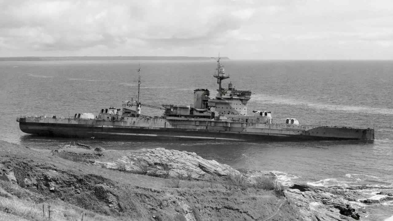 1947年在普鲁士湾搁浅的“厌战”号战列舰1947年5月，主炮炮管已被拆除的“