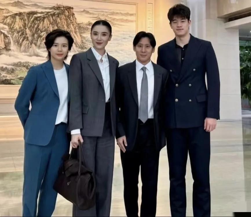 演员宋佳都有173的身高，在女生里算比较高挑的，小宋佳身形高挑修长，体态舒展优美