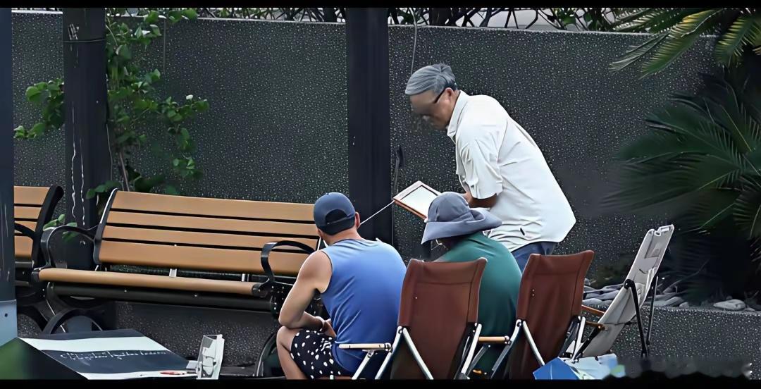 具俊晔去墓地探望大S照片流出，只见具俊晔穿着红靴子翘着二郎腿，和朋友坐在墓碑前热