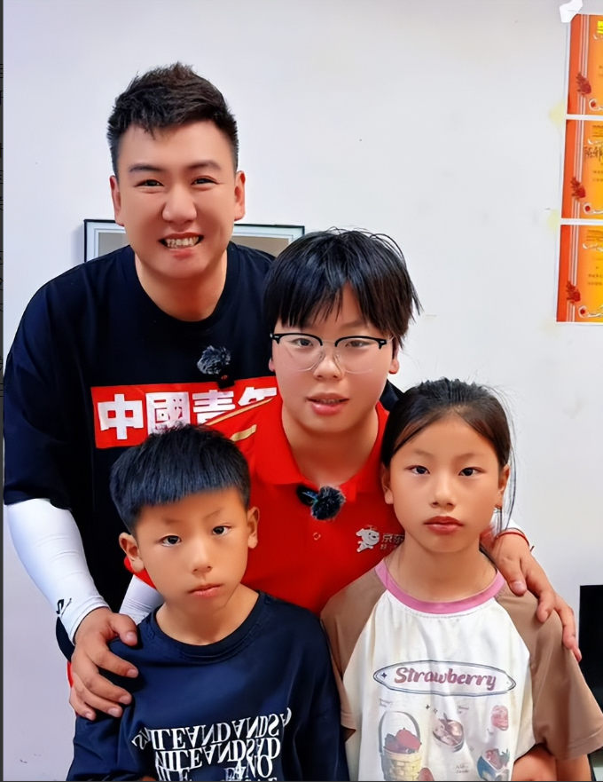 5月28日，一男子在必经之路拦住了一位送外卖的女孩，并提出要去她家吃饭的请求。在