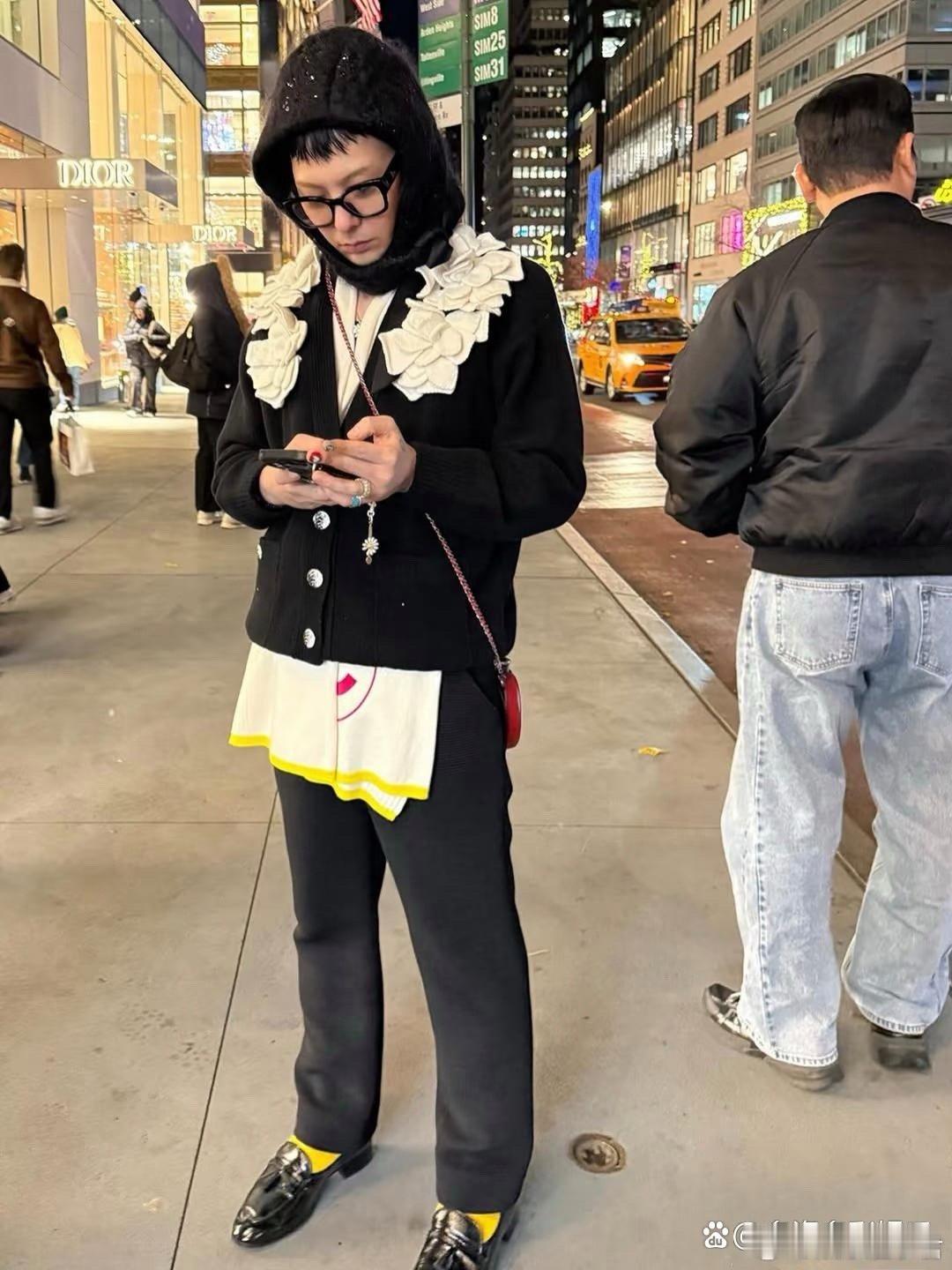 权志龙的穿搭总是能让人耳目一新：红色小包，黄色袜子，涂指甲油…