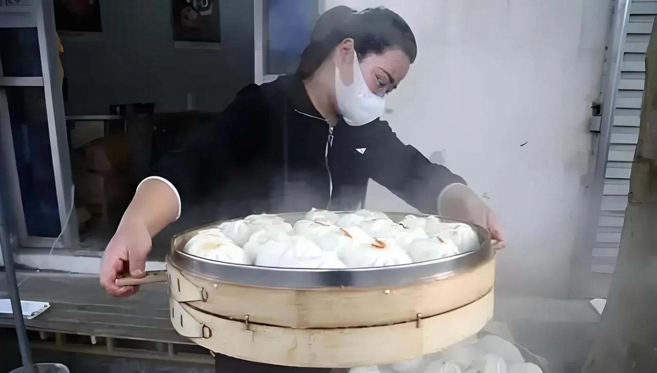 刚才听到有个餐饮人说，做餐饮一定要和顾客保持距离，和客人一熟，生意就难做了，有的
