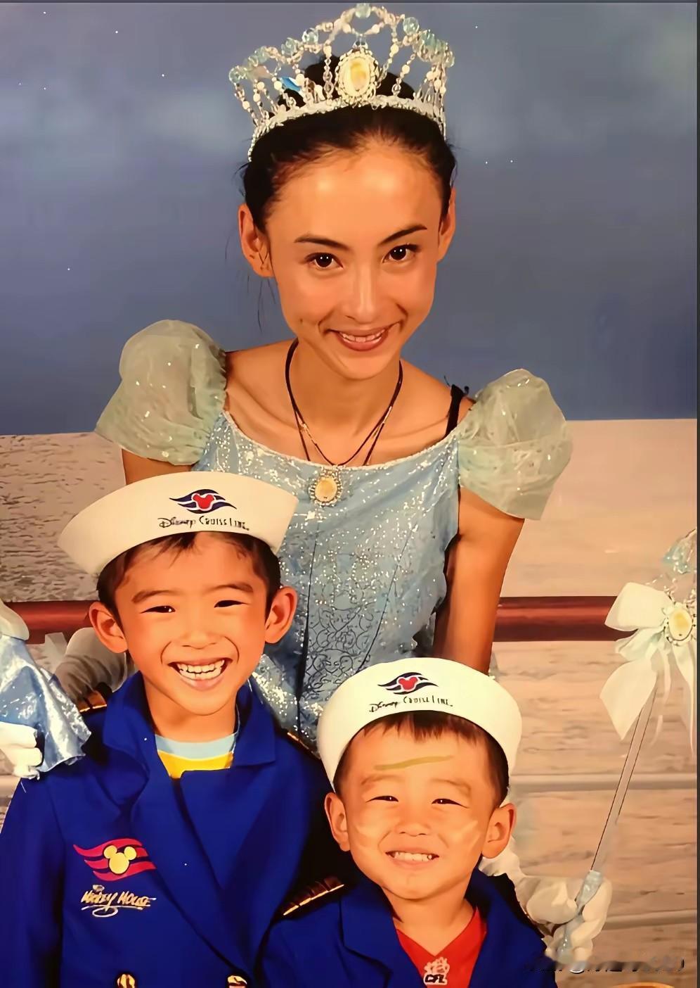 当年张柏芝和谢霆锋离婚后带着两个儿子确实是受了不少苦，看（图一）她的相貌真的是瘦