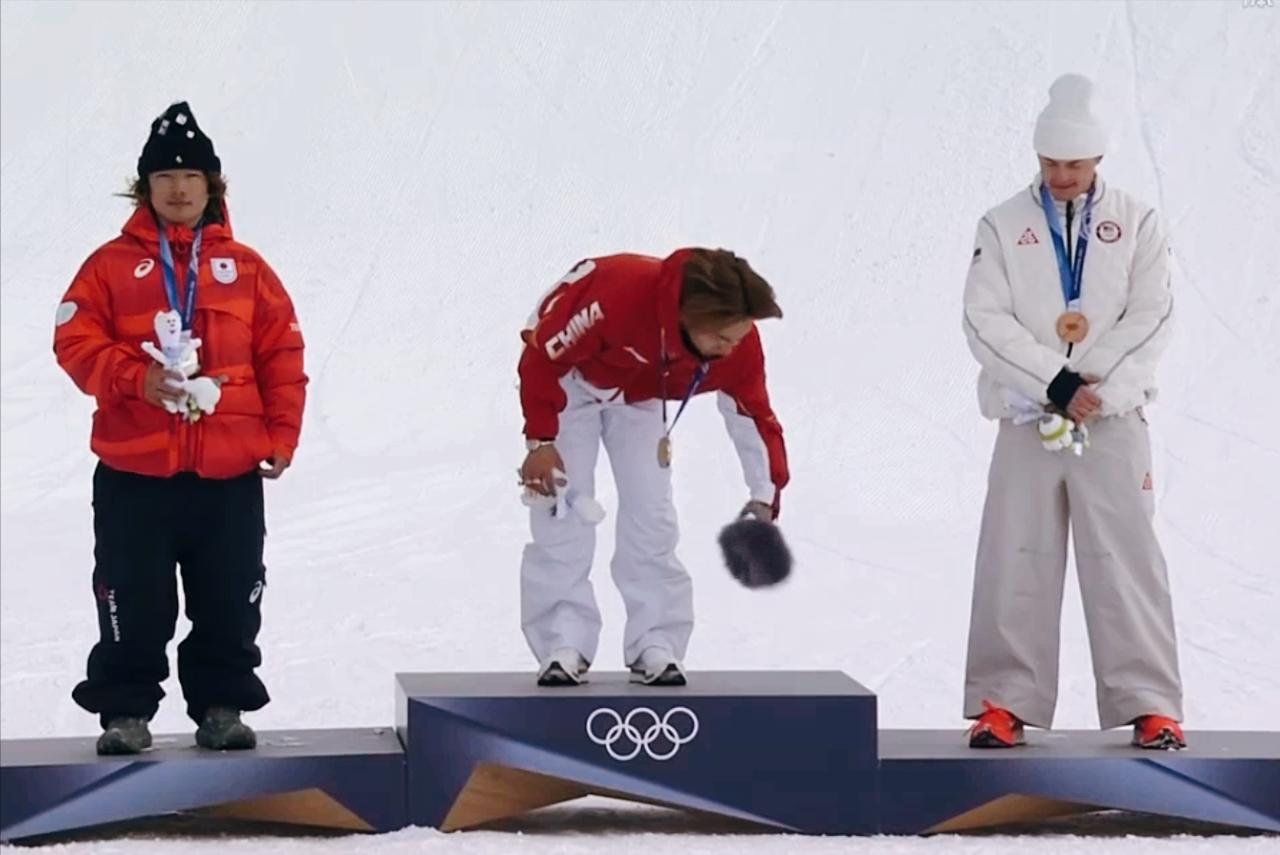 你注意没有？苏翊鸣和徐梦桃夺冠领奖时的同样一个动作！大年初二，双喜临门！