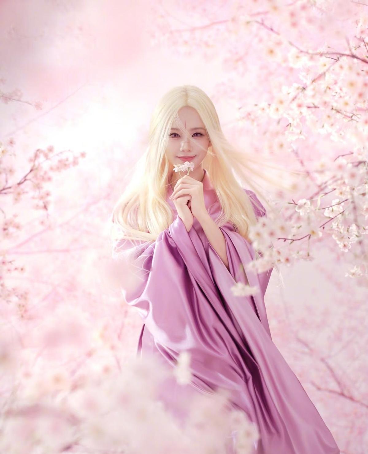 李一桐一出场，人还没开口，弹幕先炸了。金发粉瞳，紫衣银甲，像从漫画里走出来的活