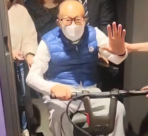 网传李嘉诚逝世，长实回应：绝无其事！李嘉诚最新照片公布... 昨天一大早，各