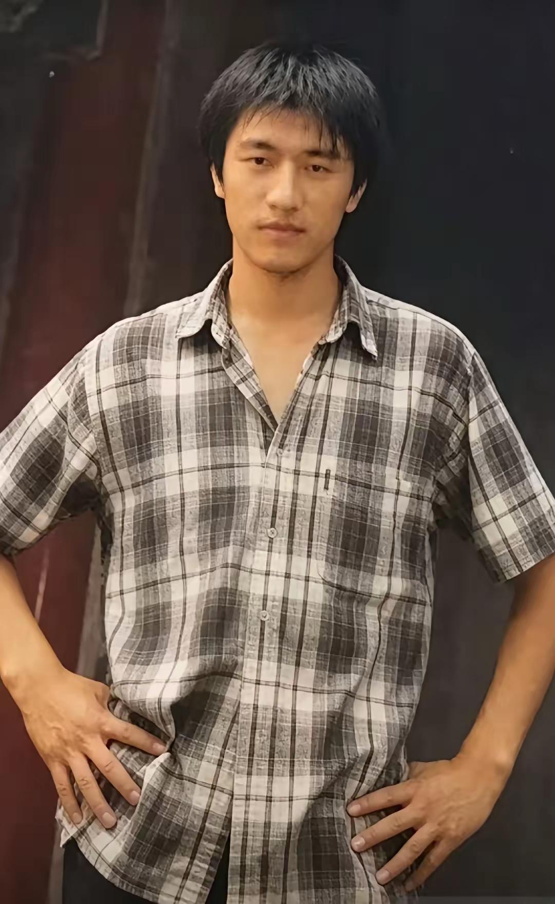 张老师上大学时期学生时代的模样，女儿和他年轻的时候眉眼好像。这个时期的他身上带着