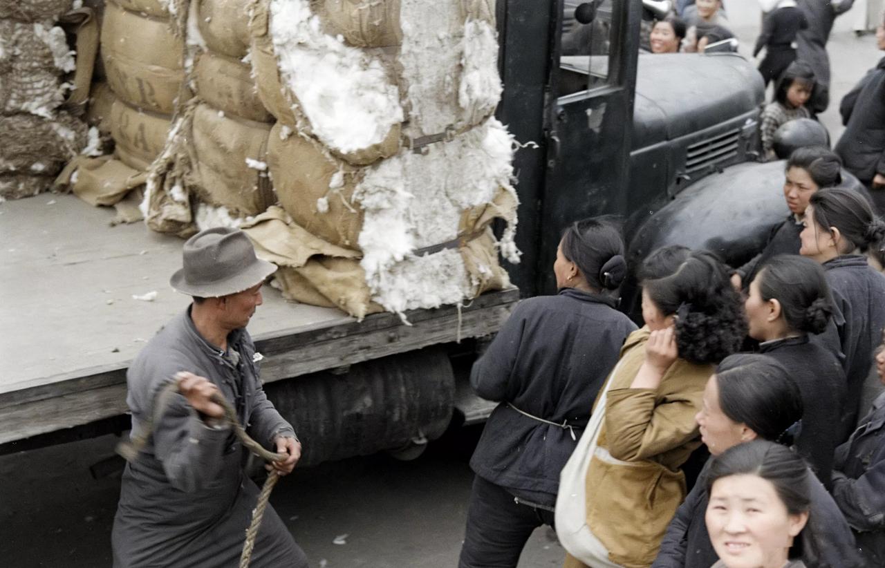 今天看到网上传一个老视频，说上世纪四十年代上海，一群女人冲向货车抢棉花，搬运工拿