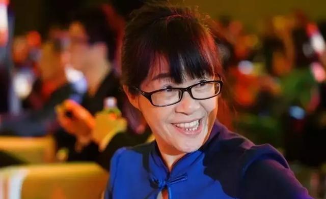 2015年，脑瘫诗人余秀华赚了人生第一个15万，第一时间给丈夫打电话：“快点回家