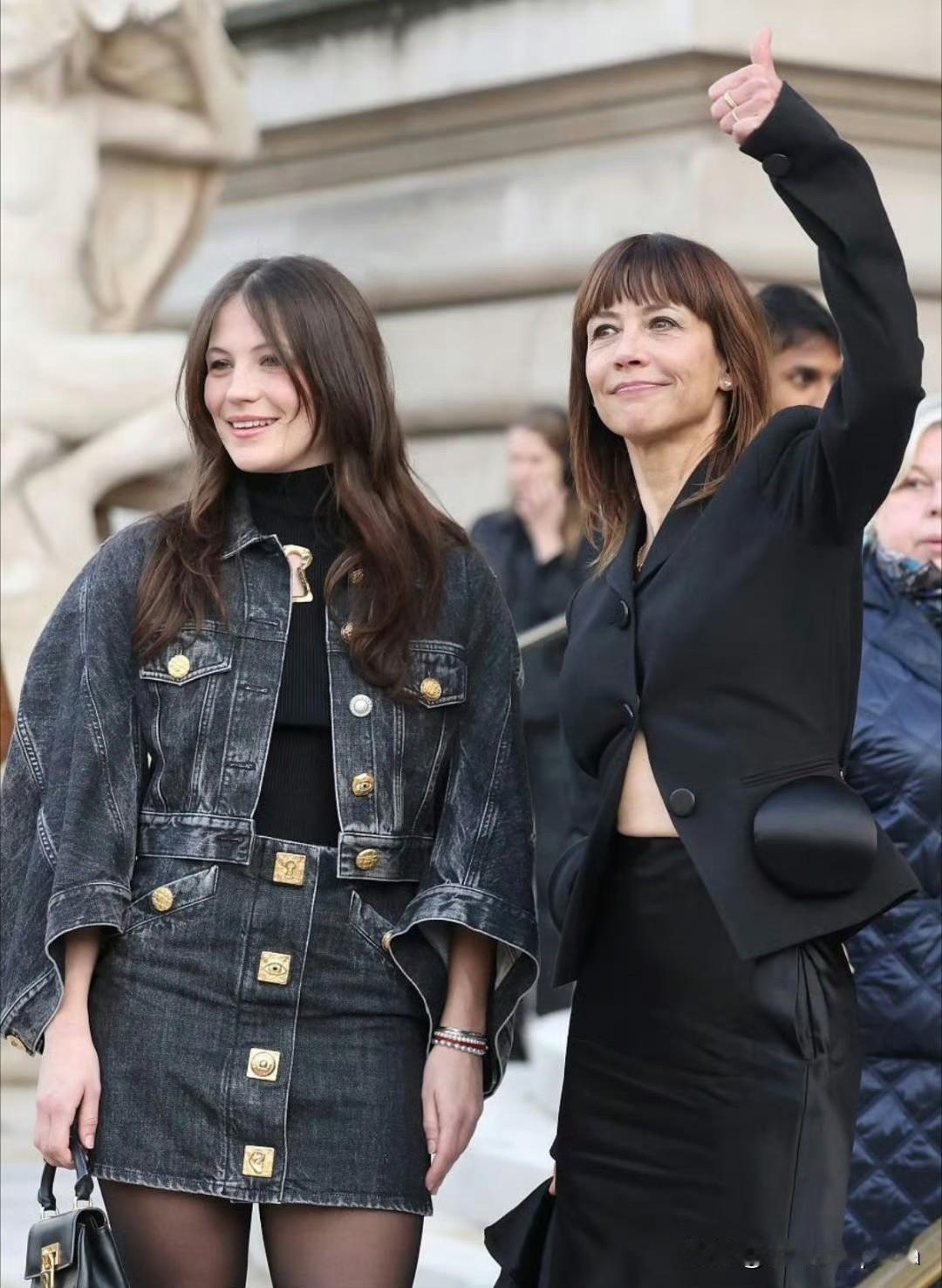 苏菲·玛索带女儿看秀这组图真的很养眼[呲牙笑]！不过女儿漂亮是漂亮，但跟妈妈那种