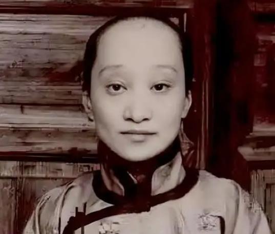 1927年，鲁迅瞒着妻子朱安，和自己的女学生许广平在上海同居。不久许广平怀孕了，