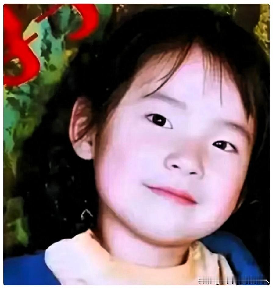 这下咱们可算是见识到，什么叫刻在骨子里的清醒。6岁的她站在校门口，等着爸妈来