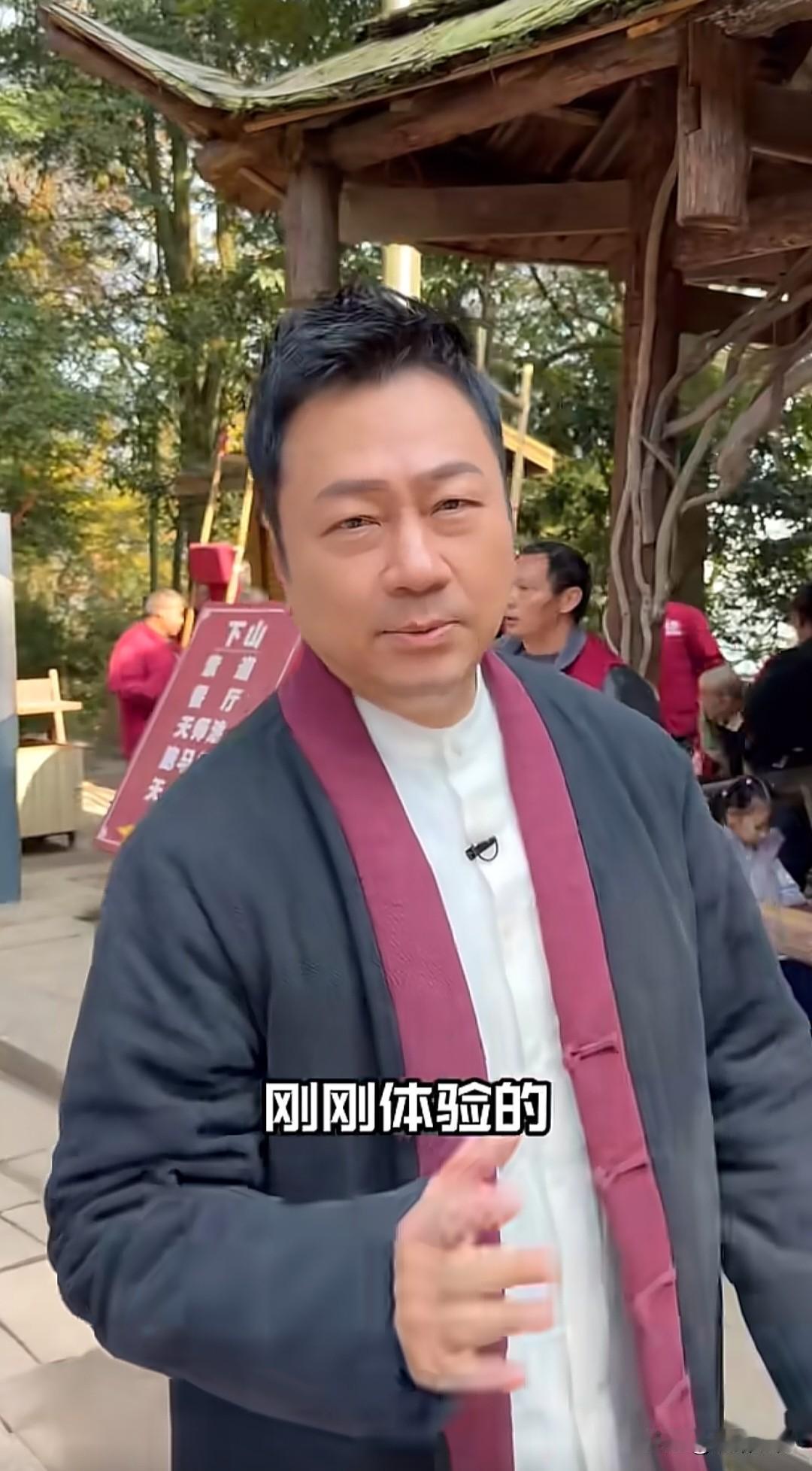 “拜水都江堰，问道青城山。”TVB三届视帝黎耀祥现身青城山，沉浸式体验当地特色滑