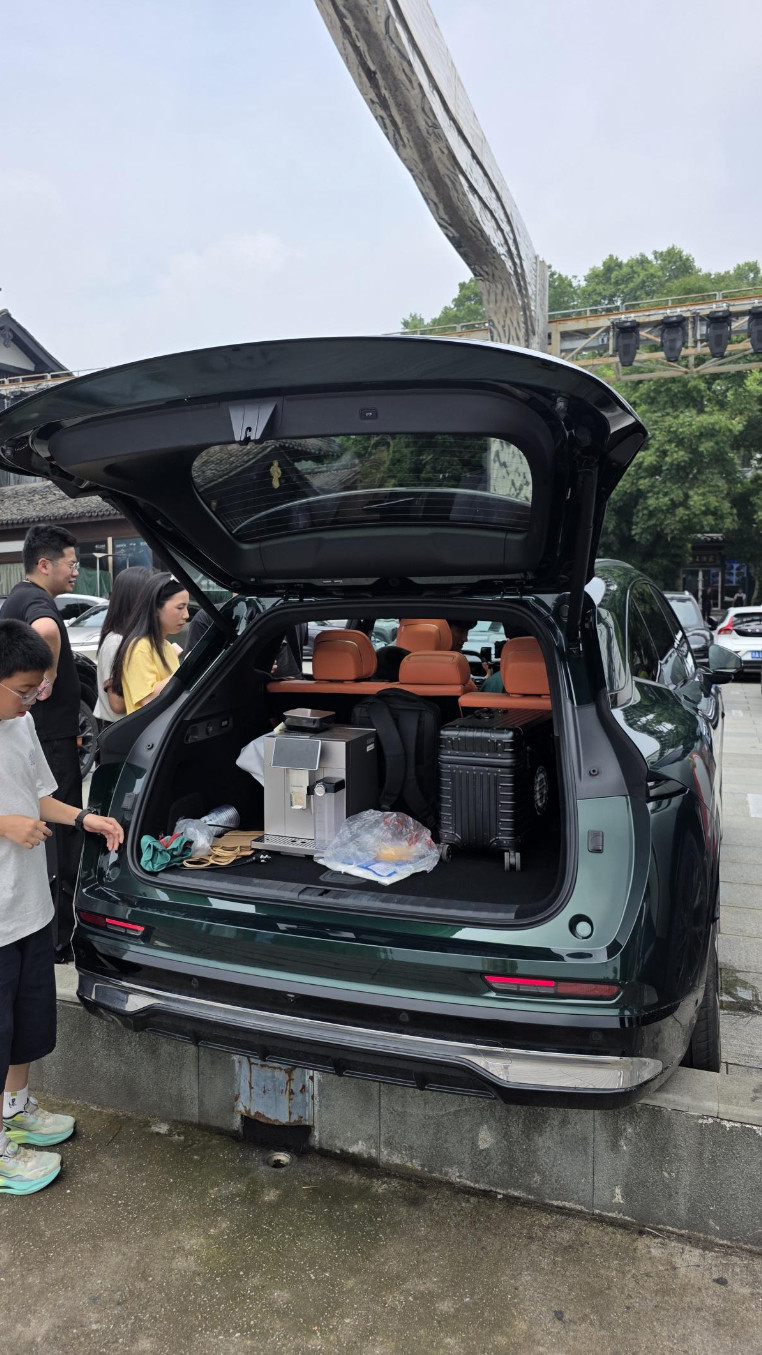 逛街看到极氪7X那边围了好多人，凑过去看了眼。车接了个榨汁机，旁边堆了一堆新鲜荔
