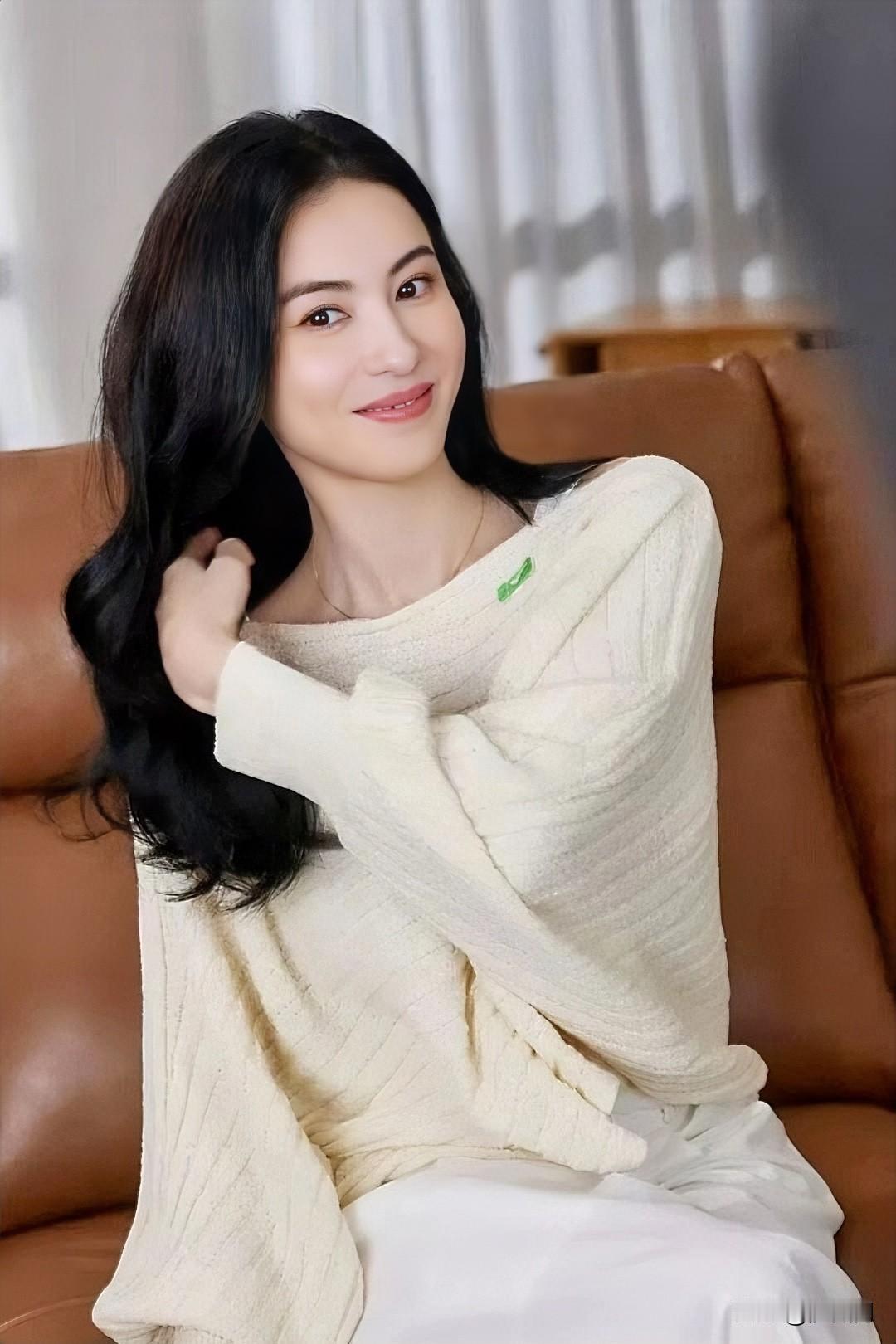 发现没？张柏芝越来越不对劲了真有点琢磨不透了！你说她聪明吧？她跟前经