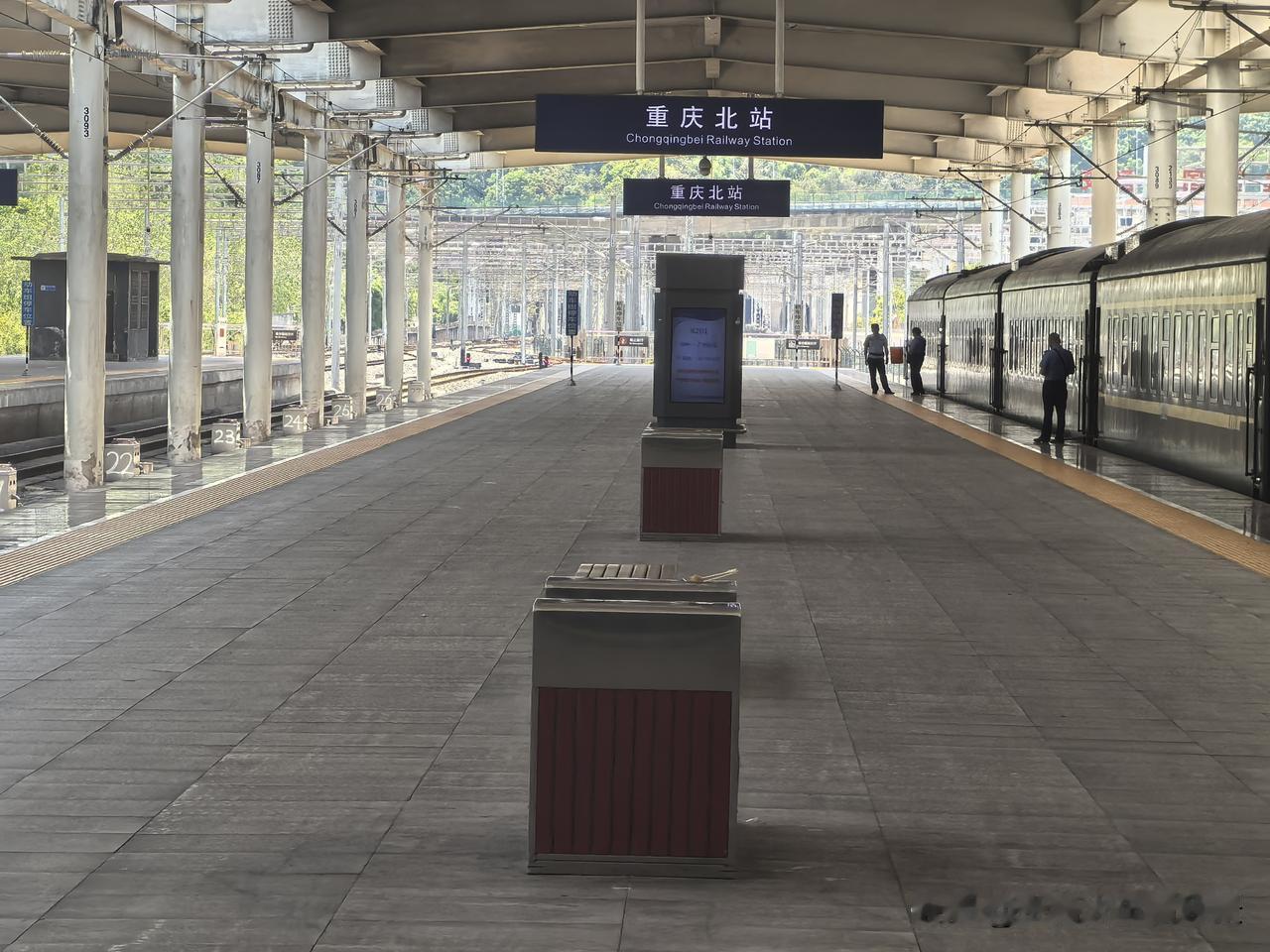 重庆果然是火炉啊。6月份在重庆北站乘车，中午的时候普速场也是坐满了旅客，这段时间