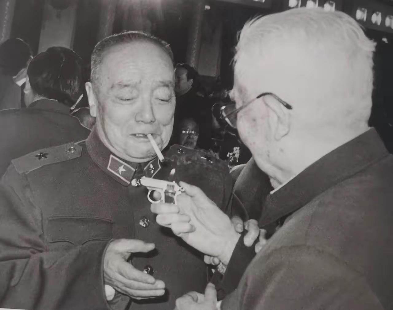 1987年的新春招待会上，两位老战友见面了，无比激动，亲切交谈，有人认识他们吗？