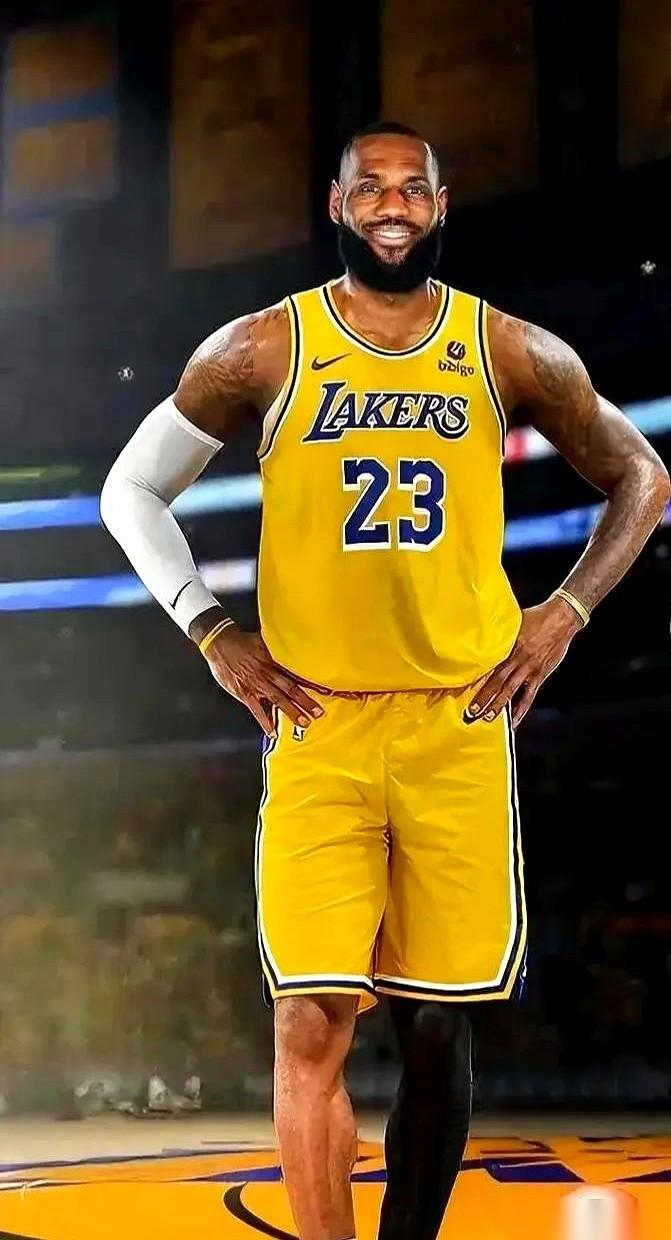 大半夜刷到一个数据，差点没给我干清醒了。勒布朗，常规赛，694场，得分30+。