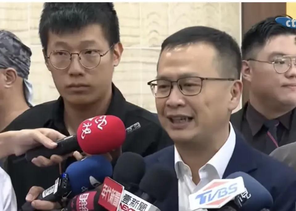 罗智强反手抛“任职邀请”！这波操作比郝龙斌的提议更懂国民党郝龙斌刚说当选要请