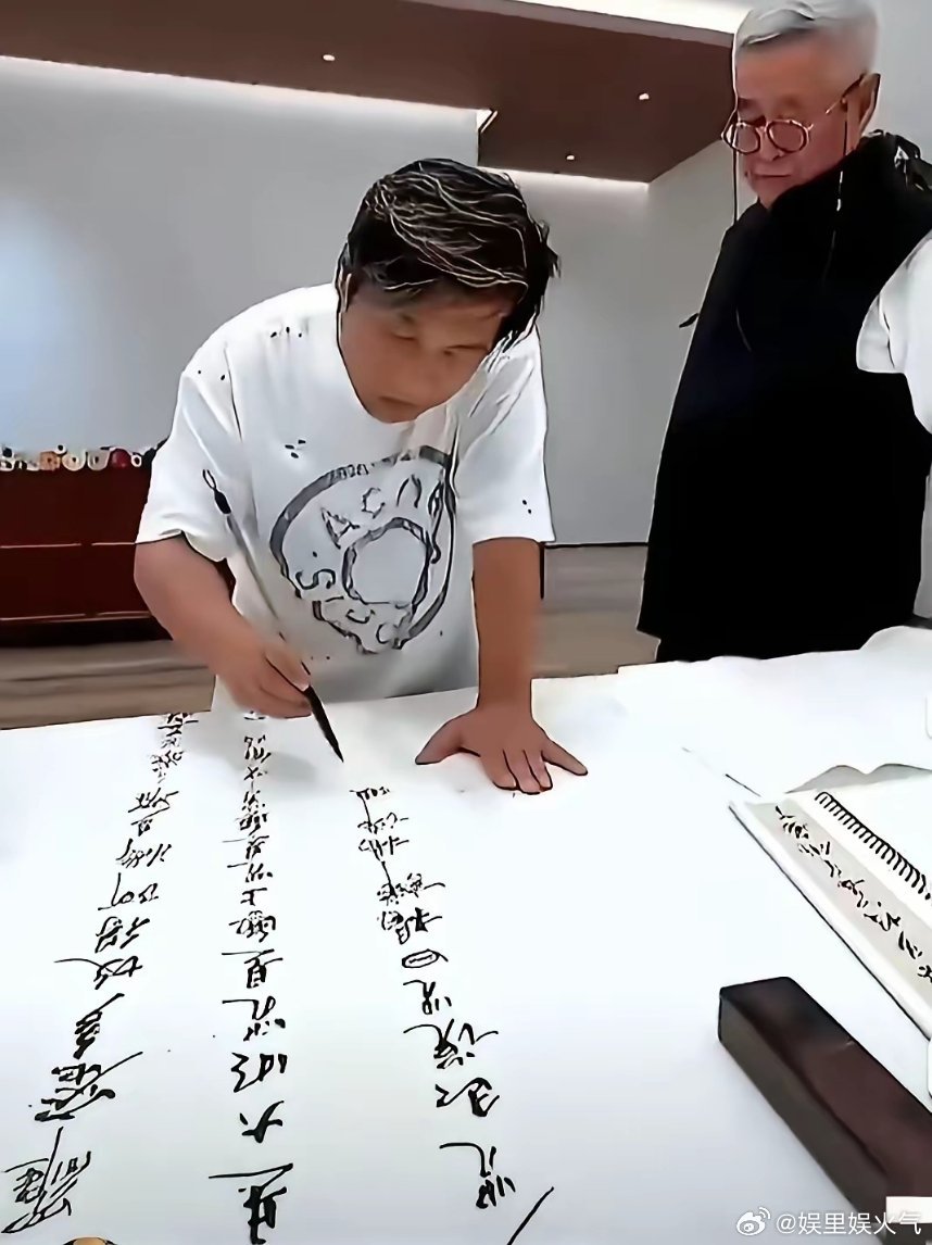 宋小宝应该是大学毕业的吧，不然写的书法字怎么那么漂亮呢，他的师傅赵本山在一旁都称赞他写的好，名师出高