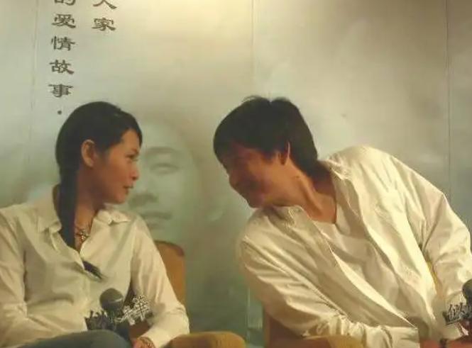 2004年，黄磊结婚前夜给刘若英打电话，说“要不我不结了”，刘若英回一句“去吧，