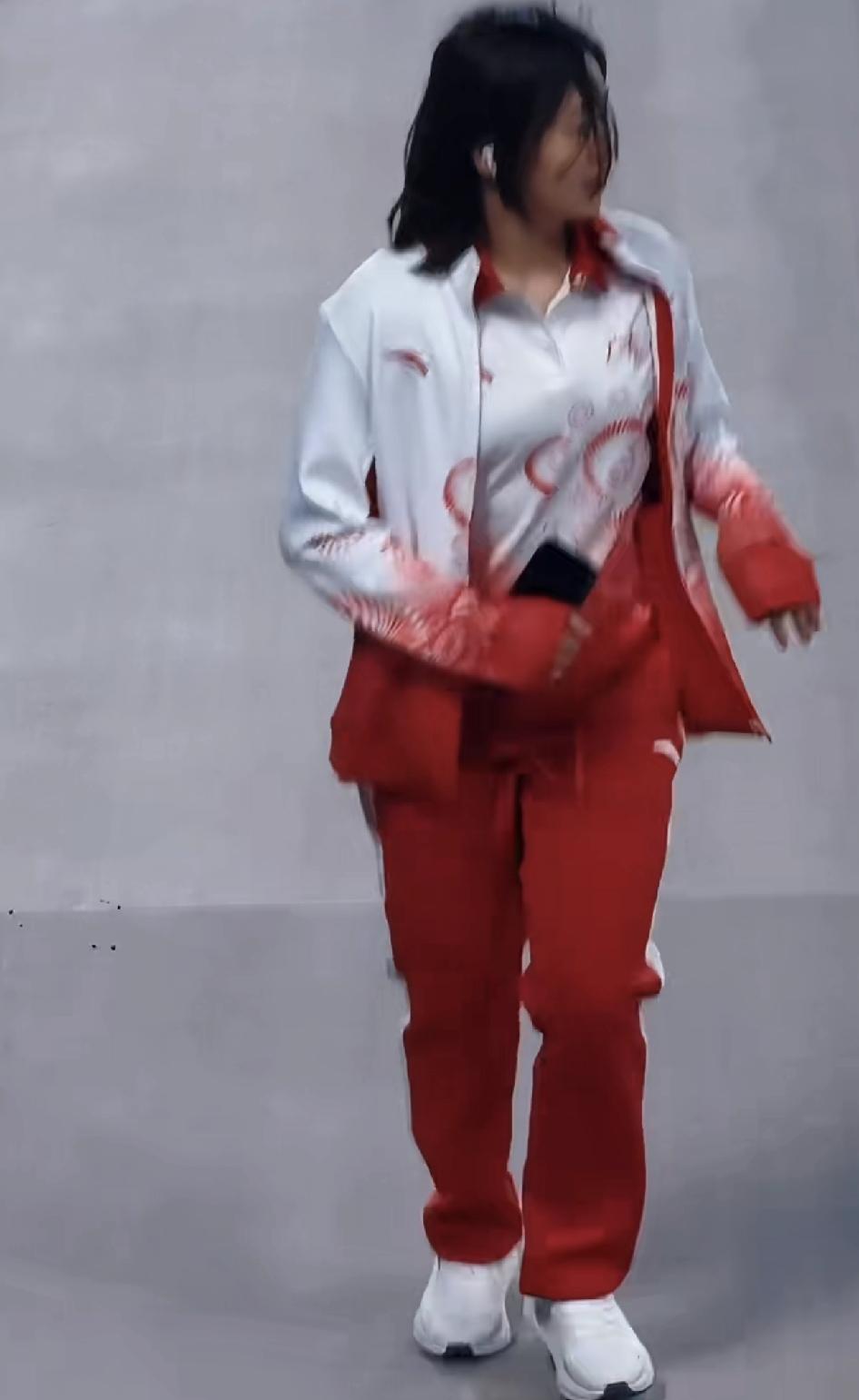 11.2全红婵赛前热身，跑步拉筋一个不落，全妹状态很好！不是因为还会不会拿