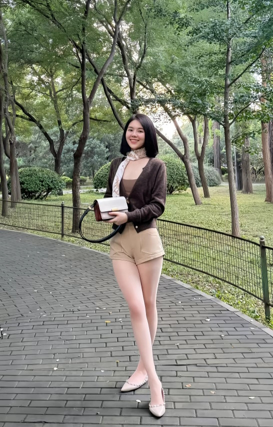 林间小道铺青砖，肉丝美腿走平川