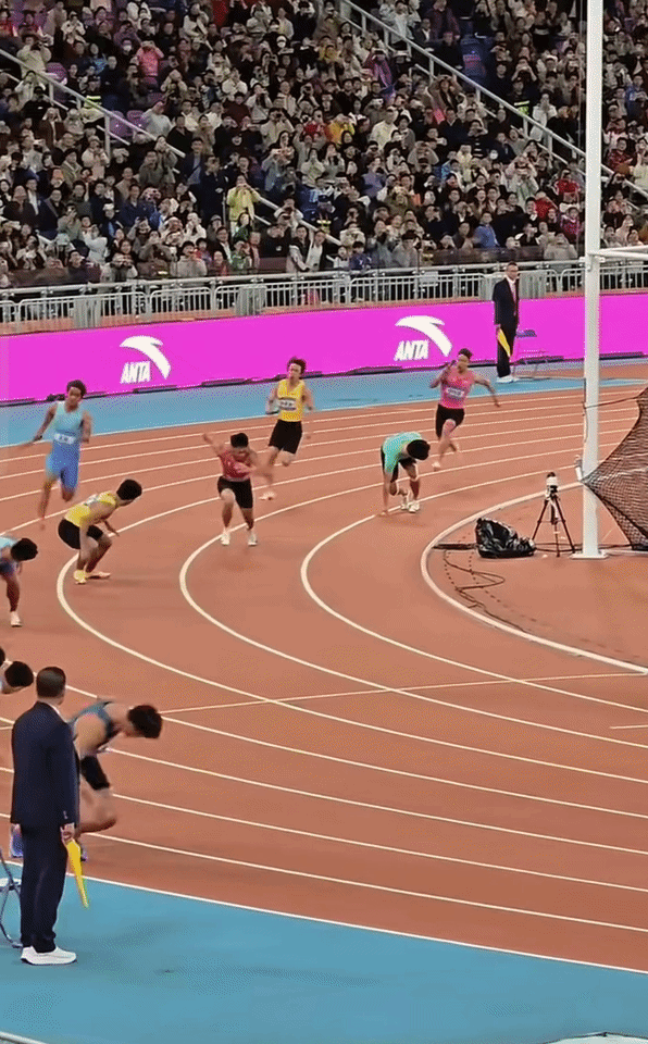 第一棒，多跑了几步，把棒交了，再目送一程……虽然交接棒有点小插曲，但总算顺利将百