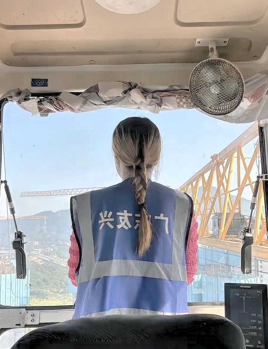 36岁塔吊女司机，高空作业6年，被欠薪2万5，当天就被清退。没哭没闹，把安全帽