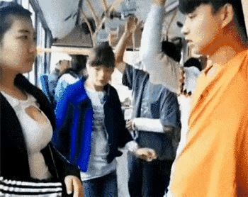 好尴尬，小伙子的眼光无处存放。公交车上，一丰满女子披着上衣站在小伙子跟前，小伙