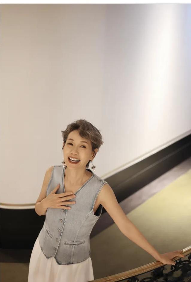 62岁的叶童气质依然惊艳​​​