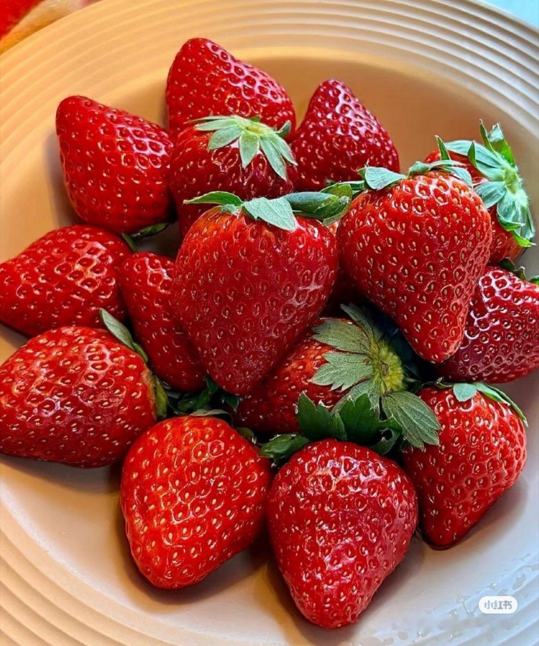 草莓的种植方法：一、幼苗：种植草莓前宜选用健康无病、根系发达的优质幼苗，这样有助