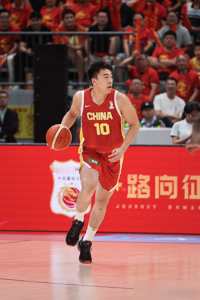 中国男篮两大主力突然退赛，郭士强彻底慌了！王俊杰赵嘉义因病缺阵，锋线直接废了，本来就缺防守工兵和空间
