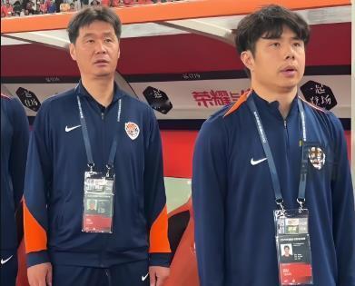主教练：李霄鹏助理教练：蒿俊闵队员：张弛、买乌郎、韩镕泽、刘军帅、宋龙、李海龙、