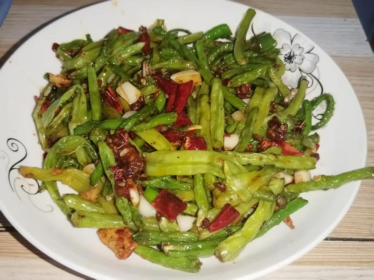 家里有个会做饭的儿媳妇，真是太有口福啦✨满满一桌家常菜，干煸豆角香辣入味，