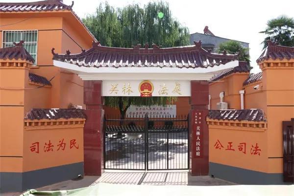 去年三月，江苏劳务派遣公司（皮包公司）刘备良在洛阳承包工地批墙刷漆，欠我大半年工