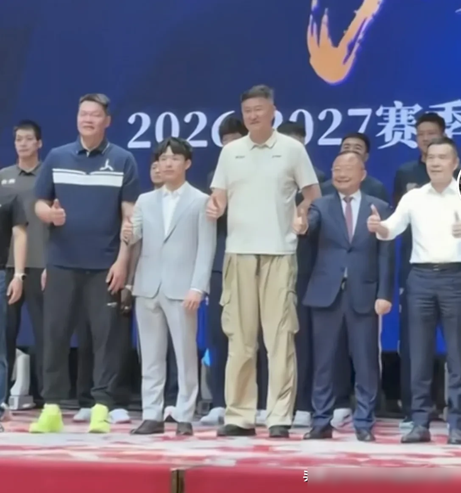 合影里隔了半米，俩老江湖连眼珠子都没往对方那边转一下。周鹏回来了，披着11号，站在宏远新赛季的全家福