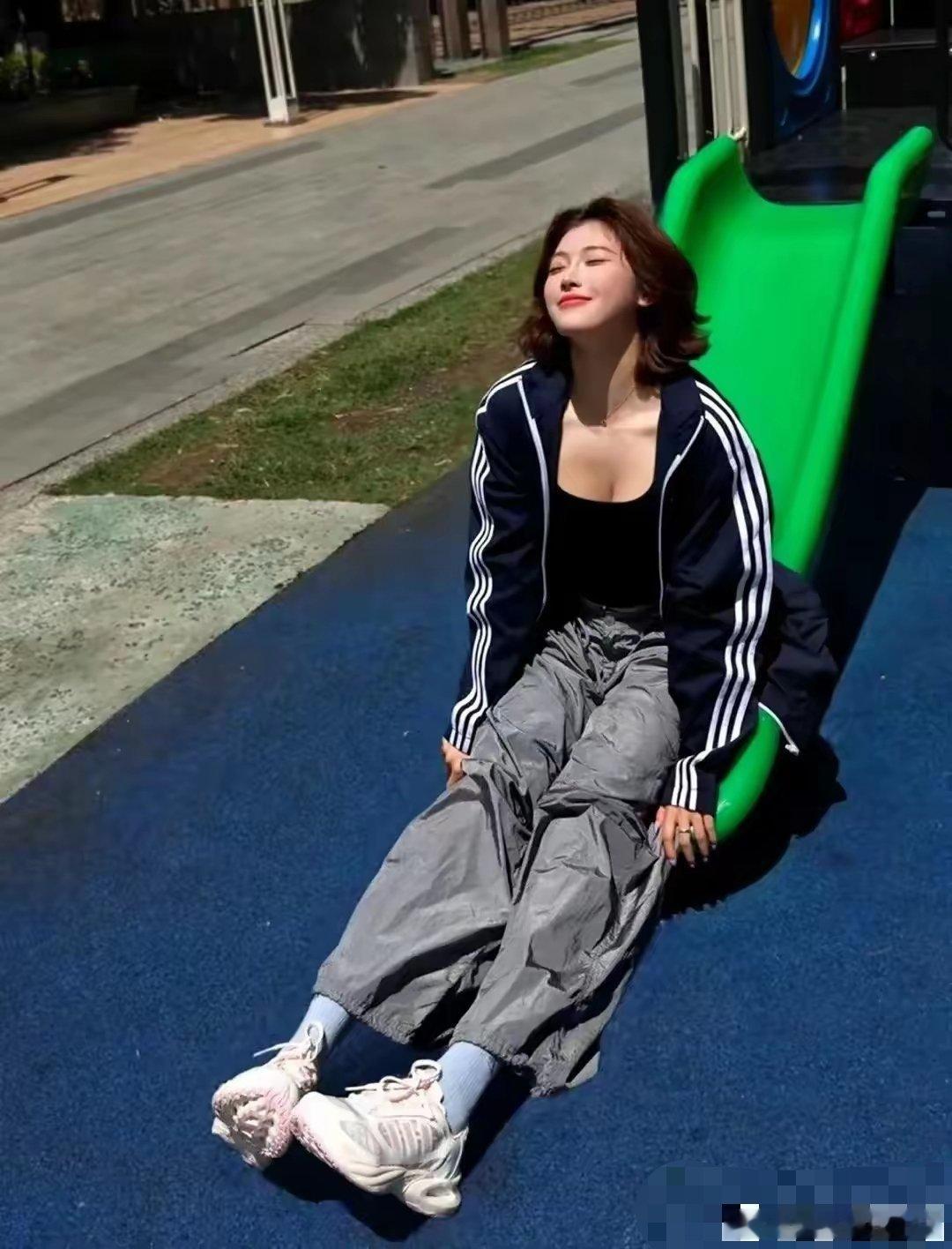 吴艳妮又在社交平台大放异彩啦，这次晒出的个人美照，直接让网友惊呼“认不出”！镜头