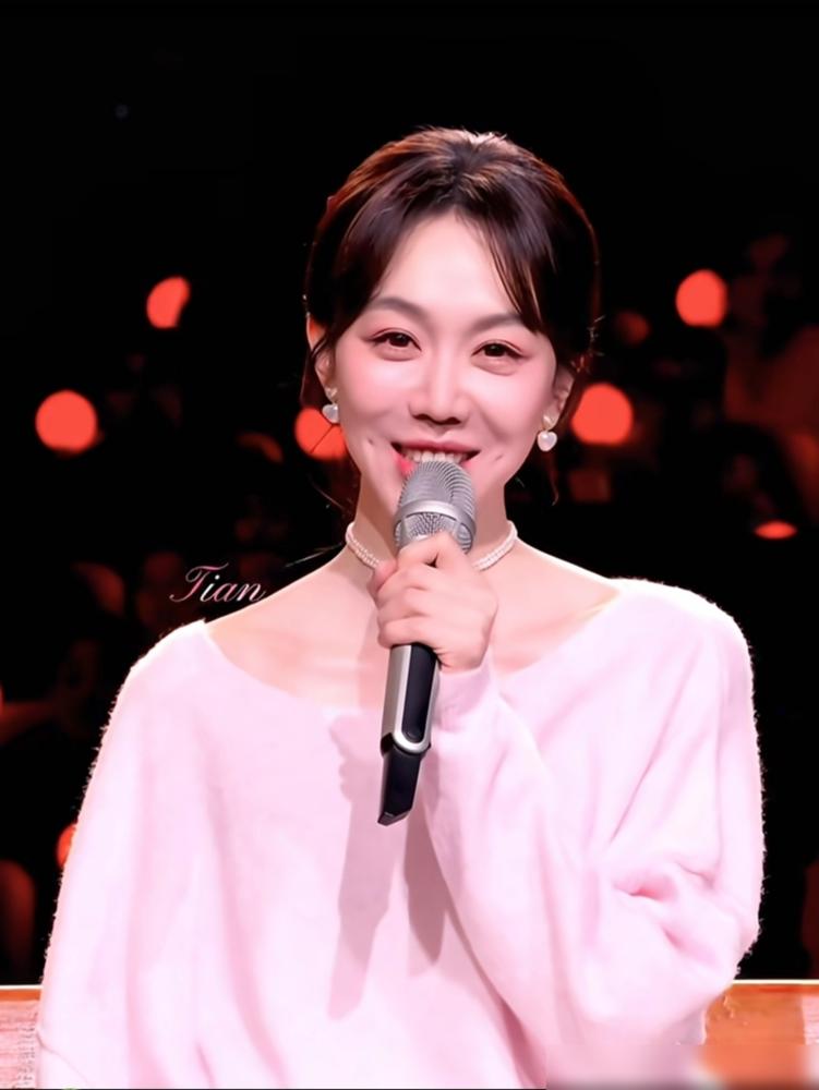 谁能想到，2026年元宵晚会收视率最高的4分钟，竟然被一个演戏的抢了风头。姜妍站